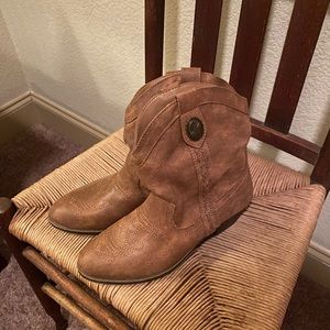 Cute boots made by Rampage. Never worn.